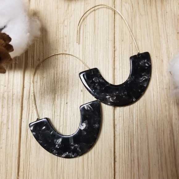 Beautiful crushed Black shell hook earrings - Picture 3 of 6